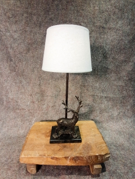 Lampe Hirsch stehend